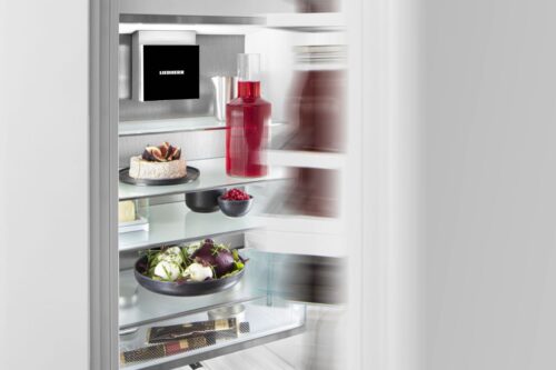 AutoDoor von Liebherr macht die grifflose Küche perfekt. Die Geräte öffnen und schließen sich automatisch per Knopfsignal, App oder Sprachbefehl, was den Griff sauber hält, selbst mit schmutzigen Händen.
