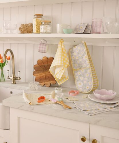 Eine weiße Küche lässt sich mit Pastellfarben aufwerten und lebendiger machen. Das ist insbesondere im Frühling sehr passend und sorgt für gute Laune. Die Accessoires und Küchenhelfer sind von Daisy Dining über B&M. Zu Ostern dürfen leckere Kekse nicht fehlen. Tipp: Nehmen Sie ein neutrales Rezept, wie Butterplätzchen. Mit österlichen Ausstechformen sind sie auch hübsch als Deko für den Ostertisch. Sie lassen sich bunt und frühlingshaft mit Zuckerschrift oder Streuseln verzieren. 