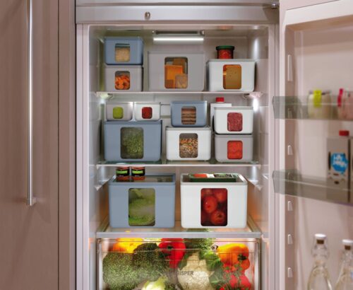 Überlegen Sie sich ein System, um den Kühlschrank-Inhalt zu sortieren. Das gilt natürlich auch für andere Schränke. Eine Idee sind Boxen. Der Vorteil: Man kann einzelne Boxen rausnehmen und reinigen und hat eine gute und übersichtliche Struktur. Hilfreich ist das Sichtfenster. Dosen von Blim Plus.  