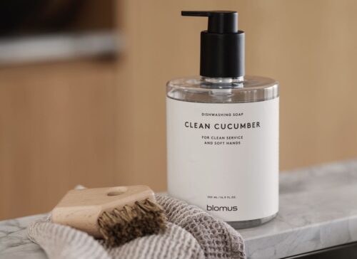 Das „Santomi“ Geschirrspülmittel „Clean Cucumber“ von Blomus pflegt auch die Hände. Das ist wichtig, denn sie werden beim Frühjahrsputz sehr in Mitleidenschaft gezogen. Aus der Serie gibt es außerdem Handseife und Handlotion.