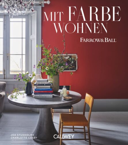 Ein karierter Boden ist ein Klassiker. Normalerweise wird dafür Schwarz und Weiß gewählt, in Blau mit Weiß ist er eher selten zu sehen. Er ist aber eine attraktive Idee für einen Raum im Retro-Stil, der dadurch leicht und frisch erscheint. Viele weitere kreative Ideen, um das Zuhause mit Farbe zu verschönern, gibt es in dem Buch „Mit Farbe Wohnen“ von Joa Studholme und Charlotte Cosby. Es ist im Callwey Verlag erschienen, 49,95 Euro.