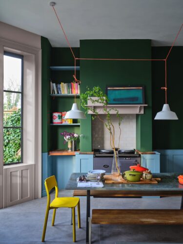 Erlaubt ist was gefällt, das ist das Motto in dieser Küche. Einige Farben wurden zusammen verwendet und strahlen regelrecht. Ihre Aussage ist modern und spannend. Ein Ruhepol ist der weiße Fensterbereich. Alle Farben sind von Farrow & Ball.   