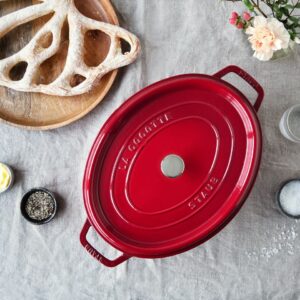 Die ovale Cocotte von Staub leuchtet in frischem Kirsch-Rot. Sie macht sich auch auf dem Esstisch gut. Praktisch bei dem Bräter ist unter anderem die Tropfenstruktur des Deckels für eine gleichmäßige Verteilung des Kondenswassers. Für alle Herdarten passend, aus Gusseisen, ca. 340 Euro.