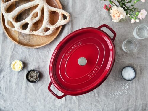 Die ovale Cocotte von Staub leuchtet in frischem Kirsch-Rot. Sie macht sich auch auf dem Esstisch gut. Praktisch bei dem Bräter ist unter anderem die Tropfenstruktur des Deckels für eine gleichmäßige Verteilung des Kondenswassers. Für alle Herdarten passend, aus Gusseisen, ca. 340 Euro.