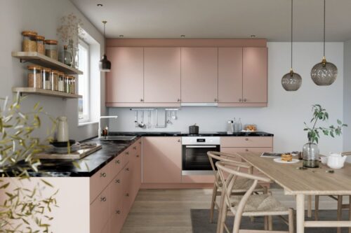 Die Küche von Härjedalskök ruht in sich, denn alles ist stimmig arrangiert. Das zarte Rosé macht den Raum interessant und wirkt trotzdem nicht übertrieben bunt. Edel erscheinen die Fronten durch die matt silberfarbenen Knäufe. Alles in allem eine skandinavische Idylle.