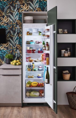 Ein sauberer Kühlschrank bietet einen besseren Überblick, da alles neu sortiert und an den passenden Platz gestellt wird. Achten Sie darauf, regelmäßig die Lebensmittelzu überprüfen und alles rechtzeitig zu verbrauchen. Wichtig sind Frische-Fächer für Obst und Gemüse. Kühlschrank von Junker.