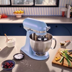 ie Küchenmaschine von KitchenAid ist ein Multitalent, denn sie kann mixen, kneten und lässt sich noch mit diversen Aufsätzen ausstatten. Es gibt sie immer wieder in anderen tollen Farben zu kaufen. Richtig bezaubernd ist der Ton „Blue Salt“ in leicht schimmernder Optik. Er passt top zur royalblauen Küche.