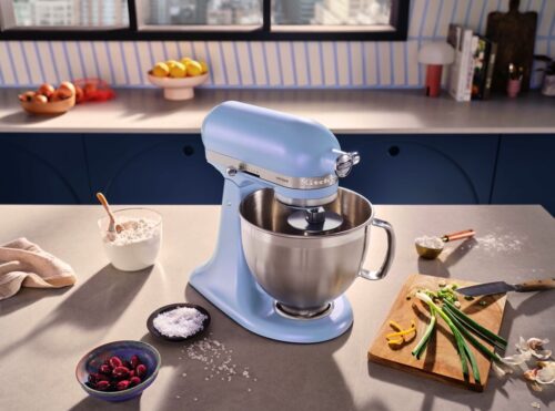 ie Küchenmaschine von KitchenAid ist ein Multitalent, denn sie kann mixen, kneten und lässt sich noch mit diversen Aufsätzen ausstatten. Es gibt sie immer wieder in anderen tollen Farben zu kaufen. Richtig bezaubernd ist der Ton „Blue Salt“ in leicht schimmernder Optik. Er passt top zur royalblauen Küche.