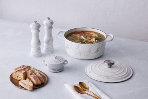 Strahlend weißer Marmor aus Carrara ist weltberühmt. Le Creuset hat jetzt in limitierter Auflage die Kollektion „Marble“ im Programm, die mit einer edlen Marmor-Optik wie ein Kunstwerk wirkt und auch zum Servieren genutzt werden kann.
