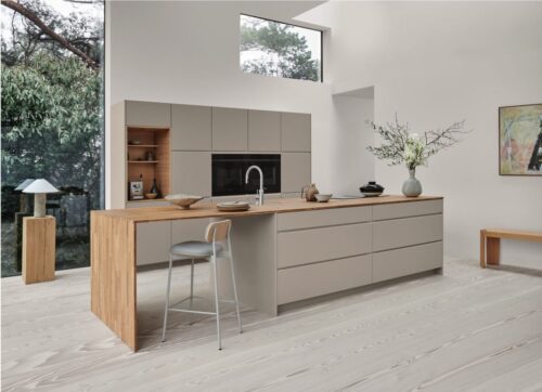 Moderne trifft Nachhaltigkeit in dieser maßgeschneiderten Küche MANO von Kvik. Die klaren Linien und die integrierten Griffe repräsentieren das Beste des minimalistischen dänischen Designs, während die Auswahl an neutralen Farbtönen, darunter, wie hier zu sehen Arizona Beige, jeden Raum aufwertet.