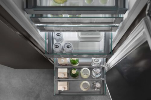 Liebherrs preisgekrönte OpenStage-Schubfächer inszenieren Lebensmittel für maximale Übersicht und ergonomische Erreichbarkeit.