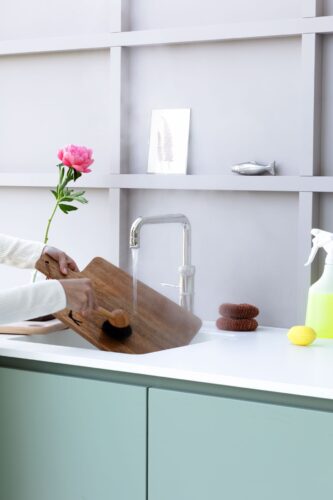 Aus der Armatur von Quooker kommt direkt heißes Wasser, das ist super praktisch zum Säubern. Denn so können manche Dinge gleich an Ort und Stelle gereinigt werden. Ideal für Backbleche, Auflaufformen oder um zum Beispiel Einmachgläser keimfrei auszuspülen.