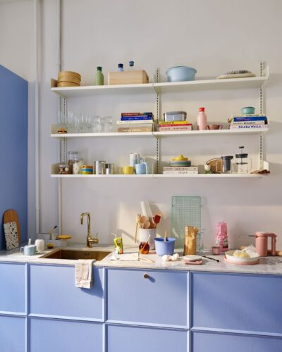 Miami Beach lässt grüßen! Denn die zarten Pastelltöne machen die Küche zur Spaß-Zone und erinnern an diesen Stil. Nicht nur die Fronten selbst strahlen in Farbe, auch die Details kommen pastellig daher. Geschirr und Schüsseln aus Kunststoff und der Mixer sind von Rig Tig.