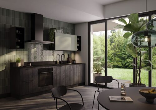 Diese moderne Küche von Rotpunkt vereint die dunkle Eleganz der Zerox VER SY Timber Black Fronten mit dem natürlichen Charme des Zerox MA Tundra Oberschranks. Der Kontrast aus tiefem Schwarz und dezentem Grün reflektiert ein mutiges Design, das sowohl zeitgemäß als auch zeitlos ist. Die großen Fensterflächen lassen die Natur Teil des Raumes werden, wodurch die Küche eine Oase der Ruhe und Inspiration inmitten moderner Wohnkultur bildet.