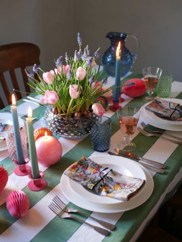 Ein echter Gute-Laune-Tisch! Das liegt an den frischen Blümchen, den tollen Wabeneiern und der restlichen Deko. Als Schwerpunkt wurden die Farben Weiß, Pink und Grün gewählt, was ein stilvolles Ensemble ist. Alles von The Salonette.