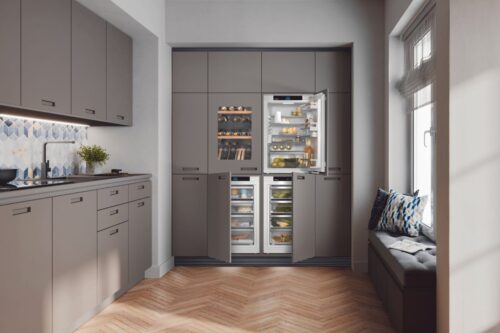 Liebherrs Side-by-Side Kühlschränke bieten viel Stauraum und hochwertige Verarbeitung. Ihr flexibles Konzept erlaubt individuelle Anordnungen von Kühl- und Gefriergeräten sowie Weinschränken. Spezielle Technologie ermöglicht Kombinationen trotz unterschiedlicher Temperaturen.