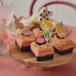 Dekorative Topper für den Kuchen gibt es bei Søstrene Grene. Österlich kommen sie als Küken, Narzisse oder Hase daher. Hübsch ist es, die Papp-Stecker als Zierde mit einem Band an der Serviette zu befestigen. 