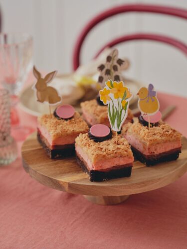 Dekorative Topper für den Kuchen gibt es bei Søstrene Grene. Österlich kommen sie als Küken, Narzisse oder Hase daher. Hübsch ist es, die Papp-Stecker als Zierde mit einem Band an der Serviette zu befestigen. 