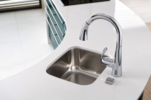 Unterbauspülen, wie dieses eher kleine Spülbecken von Schmidt Küchen, sind für wasserfeste Arbeitsplatten konzipiert und bieten eine nahtlose Optik. Hier ergänzt durch eine ungewöhnliche Armatur. 