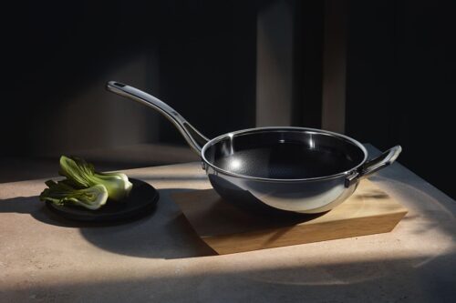 Der Wok-Topf ist inzwischen in fast jeder Küche zu finden. Der Topf aus der Serie „Profi Resist“ hat einen Aluminiumkern, ist aus rostfreiem Edelstahl im Inneren und Chromstahl an der Außenseite gefertigt. Er hat eine Antihaftversiegelung, die durch eine erhabene Wabenstruktur zusätzlich geschützt wird. Von WMF, ca. 190 Euro.