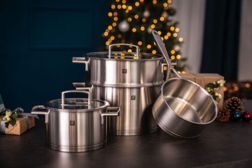 Hochwertiges Edelstahl ist das Material für die Töpfe aus der Linie „Vitality“ von Zwilling. Es ist für jede Herd-Art und jedes Rezept ideal. Der Sandwichboden sorgt für optimale Wärmespeicherung.