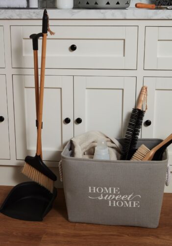 Für den Frühjahrsputz braucht man auf jeden Fall Besen, Handfeger und einen großen Korb, um die Putz-Utensilien aufzubewahren. Der „Home Sweet Home“ Stoffkorb bietet noch dazu einen hübschen Anblick. Er lässt sich kompakt verstauen, wenn die Dinge nicht mehr benötigt werden. Zu kaufen über B & M.