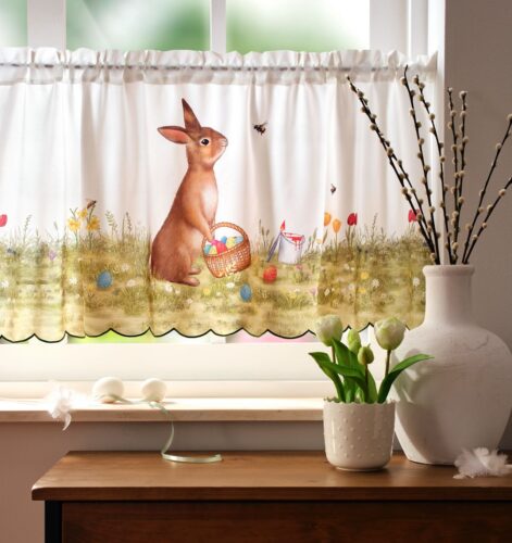 Wollen Sie Ostern intensiv zelebrieren? Dann gefällt Ihnen bestimmt die Gardine mit Hasenmotiv von Bonprix.  Das handgemalte Motiv wurde auf ein Microfasergewebe gedruckt. Der Tunnelzug passt an eine Gardinenstange bis maximal drei Zentimetern Stärke. 