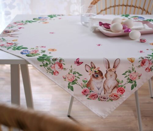 Das verspielte Tischtuch wertet so manche Tafel auf. Grund dafür sind die lieblich gezeichneten Oster- und Frühjahrs-Motive und die romantischen Farben. Beim genauen Hinschauen entdeckt man viele niedliche Kleinigkeiten, wie die Schmetterlinge, von Bonprix. 