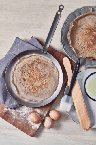 Goldbraun und hauchdünn, so sieht der perfekte Crêpe aus. Zubereiten lässt er sich in einer ganz flachen Pfanne. Ideal ist die „Mineral B Crêpes-Pfanne“. Durch die gute Wärmeleitung des Eisenstahls wird der Teig gleichmäßig ausgebacken. Erhältlich auch im Set mit Holzwender und Silikonpinsel. Von de Buyer, ca. 60 Euro.