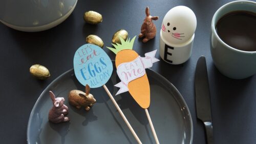 Die selbstgebastelte Möhre und das Ei am Stiel kommen mit coolen Sprüchen daher. Sie können als Cake-Topper dienen oder stattdessen mit einem Namen beschriftet werden, um sie als Tischkarte zu nutzen. Doppelte Vorlagen aus Pappe ausschneiden und sie über einem Holzstäbchen zusammenkleben. Dann mit Gelrollern von Edding nach Lust und Laune beschriften und bemalen. Es gibt sie auch in Metallicfarbtönen für besondere Effekte. Perfekt für alle Handlettering-Fans.
