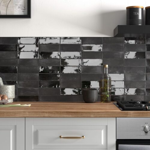 Die Wandfliesen des Herstellers Equipe Ceramicas setzen einen starken kontrastreichen Akzent. Durch die Kombination aus matten und glänzenden Elementen entsteht eine zusätzliche, spannende Optik.