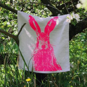 Die Manufaktur Frohstoff aus Hamburg fertigt alle Produkte in Handarbeit. Der süße Hase in Neon Pink ist ein stilvoller Begleiter für die Oster- und Frühlingszeit. Tipp: Das Geschirrhandtuch lässt sich auch als Tischset verwenden. Aus Leinen, ca. 20 Euro.