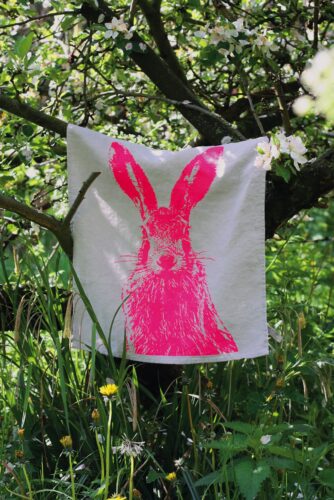 Die Manufaktur Frohstoff aus Hamburg fertigt alle Produkte in Handarbeit. Der süße Hase in Neon Pink ist ein stilvoller Begleiter für die Oster- und Frühlingszeit. Tipp: Das Geschirrhandtuch lässt sich auch als Tischset verwenden. Aus Leinen, ca. 20 Euro.