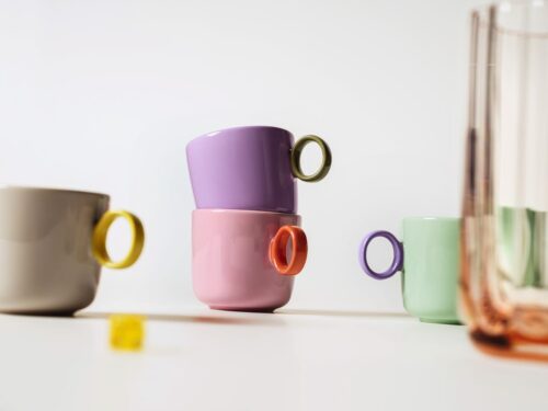 tragen zur überzeugenden Optik bei und lassen sich beliebig miteinander kombinieren. Der Griff ist handgemalt.  Inspiriert wurde die Serie von Iittala von in der Sonne strahlenden Farben und der Scherenschnittkunst von Matisse.  