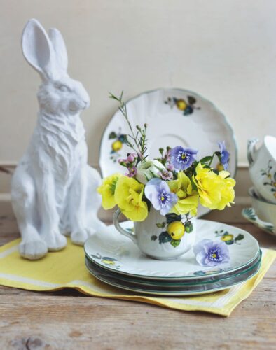 Blumen dürfen auf keinen Fall fehlen, um eine frühlingshafte, österliche Stimmung zu zaubern. Harmonisch sind alle Frühblüher aus dem Garten. Dazu gehören Hornveilchen, Stiefmütterchen oder Ranunkeln. Edel und ein Begleiter für viele Jahre ist der Hase aus Porzellan. Weitere Anregungen für Ostern finden Sie im Buch „Frühlings-Traum“ von Callwey.