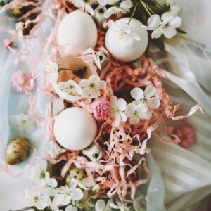 Ein Eierkarton ist Grundlage für dieses DIY. Setzen Sie weiße Eier hinein, sie können ausgepustet sein oder gekocht. Auch Kerzen in Eiform sind eine gute Idee für das Arrangement. Verzieren Sie alles mit Kirchblüten und rosafarbenem Sisalgras. Tipp: Die Deko kann alternativ mit Trockenblumen gut aussehen. Idee aus dem Buch „Frühlings-Traum“ von Callwey.