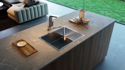 Die Einbecken-Spüle „FlexLinea“ von Teka besticht durch ihr seidenmattes „Fortinox“-Finish. Das bekommt das Becken durch einen innovativen Legierungsvorgang. Der „Austenitische Edelstahl“ zeichnet sich unter anderem durch erhöhte Korrosionsstabilität aus. Die Oberfläche unterstreicht das klare Design, schick ist der verdeckte Ablauf. 