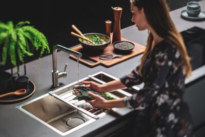 Die Liebe zum Detail zeichnet das Spülbecken „Como“ aus der „Water“-Kollektion von Falmec aus. Es ist mit extra Zubehör erhältlich, wie zum Beispiel dem Abtropfgitter für Gemüse oder Geschirr. Harmonisch ist die farbliche Gestaltung komplett aus Edelstahl.