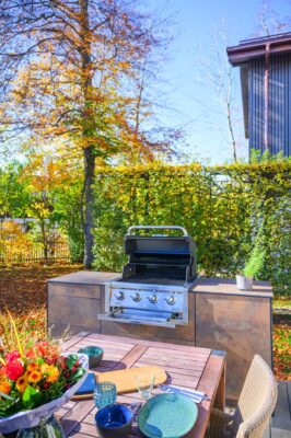 Ein Hingucker ist das rustikale Finish in Corten-Stahl-Optik. Das verleiht der Open-Air-Küche „Cobotha“ von Out4Kitchen eine gemütliche Ausstrahlung. Sie ist strapazierfähig und bei jedem Wetter nutzbar. Sie lässt sich individuell planen und mit allem ausstatten, was man für das Outdoor kochen benötigt. 