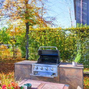 Ein Hingucker ist das rustikale Finish in Corten-Stahl-Optik. Das verleiht der Open-Air-Küche „Cobotha“ von Out4Kitchen eine gemütliche Ausstrahlung. Sie ist strapazierfähig und bei jedem Wetter nutzbar. Sie lässt sich individuell planen und mit allem ausstatten, was man für das Outdoor kochen benötigt. 