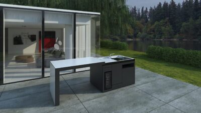 Wer nur wenig Raum zur Verfügung hat, kommt mit dieser Variante gut klar. Die Küche „Nota“ von DizzConcept hat ein spannendes Design. Es ermöglicht, dass sie platzsparend ineinandergeschoben werden kann. Dadurch werden Kochfunktionen und Spüle geschützt. Bei diesem Modell lassen sich viele unterschiedliche Funktionen integrieren, zum Beispiel ein Wok, ein Tepanyaki-Kochfeld oder ein Backofen.  
