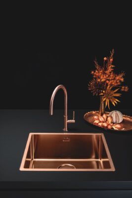 Die „Water“ -Kollektion von Falmec hat eine sehr luxuriöse Ausstrahlung. Damit ermöglicht das italienische Label eine Kombi aus Dunstabzug und Spüle in passender Optik. Das Modell heißt „Como PVD“ und strahlt im Kupferton „Copper“. Es gibt das Becken auch in anderen Formen.