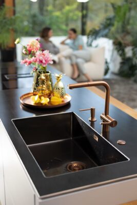Die Premium-Kollektion „Mythos Masterpiece“ von Franke verleiht der Küche einen besonderen Look. Das liegt am formschönen Edelstahlbecken in eleganter Metallic-Nuance. Das Becken basiert auf der innovativen „F-Inox-Technologie“, die eine kratzresistente Oberfläche auf dem Becken erzeugt. So bleibt die Metallic-Anmutung lange erhalten.