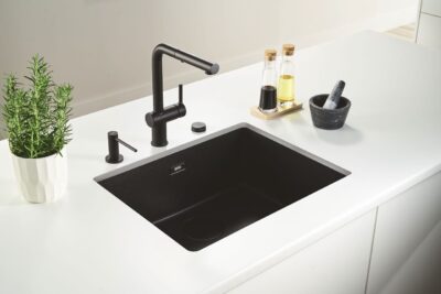 Die schlichte Spüle „Maris“ von Franke ist aus robustem, vielseitigem Fragranit gefertigt. Sie hat eine Breite von bis zu 720 mm. So haben sowohl Töpfe und Pfannen als auch Backbleche und der Woktopf genügend Raum.