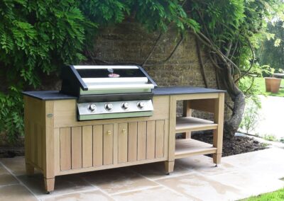 Zuverlässig erscheint die kompakte Küche von Huckleberry schon auf den ersten Blick. Das liegt auch am massiven Holz, aus dem sie gefertigt ist. Der große Grill nimmt zwar Platz weg, dennoch bleibt Stauraum für die wichtigsten Utensilien. Der natürliche Look passt zu einem Cottage-Garden.   