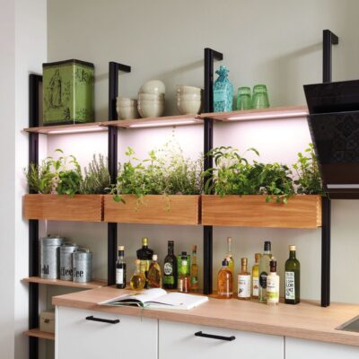 Indoor-Gardening wird immer beliebter. Manche Küchenhersteller haben deshalb Zeilen geschaffen, die das Züchten von Kräutern unkompliziert ermöglichen. Von Küche & Co gibt es die dekorative Wand aus der Serie „Mythos“ mit Holzkästen und eingebauten Lampen.