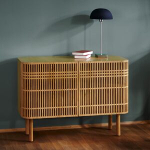 Das Sideboard „Gordon“ fällt auf mit seinen durchlässigen Türen. Es schmückt den Raum auch mit der runden Form und ist eine tolle Ergänzung zu geradlinigen Küchenmöbeln. Von Lambert.