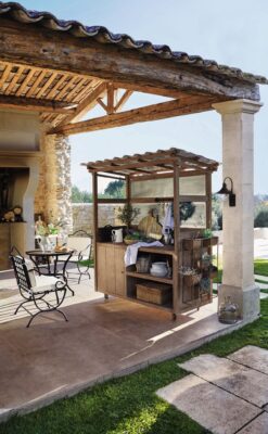 Die Anrichte im Shabby-Look ist eine perfekte Ergänzung zu einem Grill. Hier ist alles in ein Möbelstück integriert: Ablageflächen, Haken und Schränke, dazu noch das Kräuterbeet inklusive. Durch die Rollen kann die Outdoor-Küche „Sunnvale“ beliebig verschoben werden. So können Sie bei der Arbeit den Gästen immer nah sein. Sie hat eine Länge von 180 Zentimetern und ist aus schickem Teakholz produziert, von Loberon, ca. 2.700 Euro.