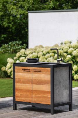 Tolle Module für tolle Kochmomente, das bietet die Outdoor-Küche von Niehoff. Ausstatten lässt sie sich mit großzügigen Arbeits- und Grillflächen und ebenso mit einer Spüle. Einzelne Module können miteinander kombiniert und nach Platz ausgewählt werden. Sie lassen sich in allen beliebigen Formen aufstellen, ganz wie es in den eigenen Garten passt. Unterschiedliche Oberflächen, Farben, Griffe und Innenausstattungen stehen dafür zur Verfügung. 