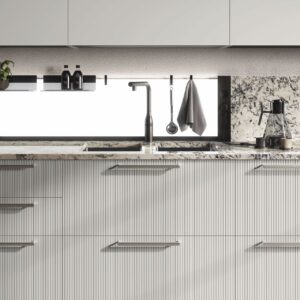 Puristisch und doch gemütlich wirkt die Küche „Musa“ von Scavolini in cremigem Grau-Weiß „Airone Greye“. Matte Fronten, gemixt aus Rillen und glatten Flächen verbinden sich gelungen mit den Marmorflächen. Ganz elegant passt Edelstahl dazu.